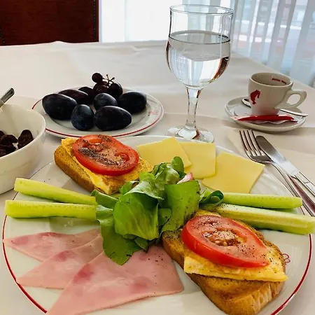 Victoria Hotel 3*